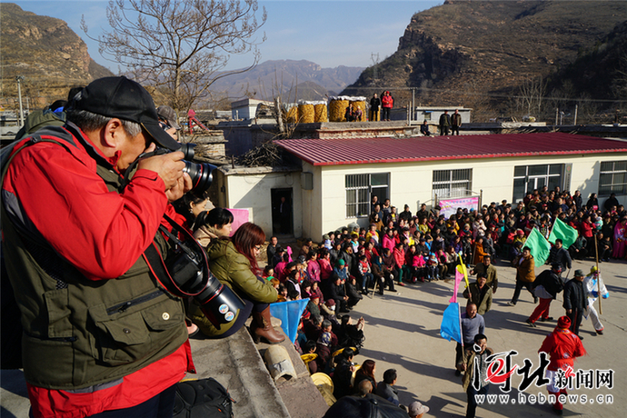 观摩“撵虚耗” 南康庄别样民俗年味浓 （组图）