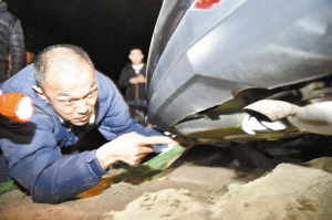 石家庄一轿车夜陷河滩 河北爱心救援队伸援手