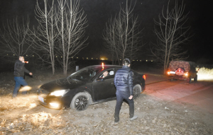 石家庄一轿车夜陷河滩 河北爱心救援队伸援手