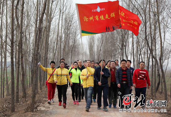 沧州100余名徒步爱好者来到吴桥，沿着大运河行走10多公里，倡导环保低碳生活。