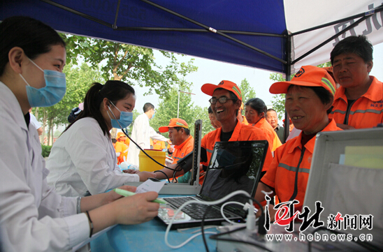 邢台市经济开发区为150名环卫工人免费体检（图）