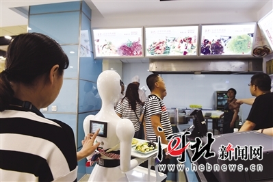 机器人送餐首登石家庄餐饮店 机器人送餐首登石家庄餐饮店