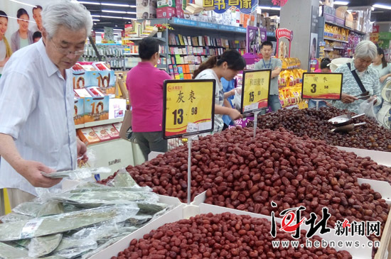 端午节来了！石家庄超市粽子热销口味包装多样化（图）