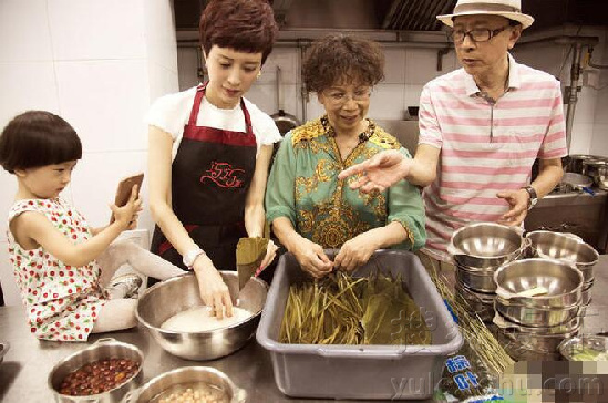 赵雅芝要变身金巧巧包粽子 明星过端午拼颜值拼技能拼智商