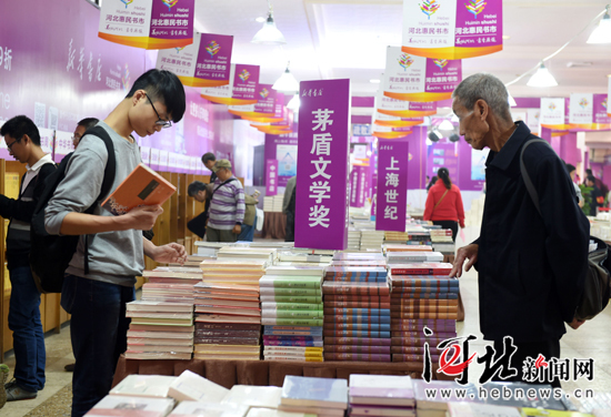 10月13日，读者在河北省第四届惠民阅读周暨2016惠民书市上挑选图书。