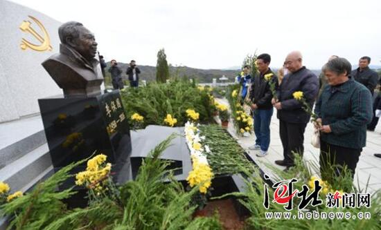 10月24日，当地村民为李保国铜像献花。