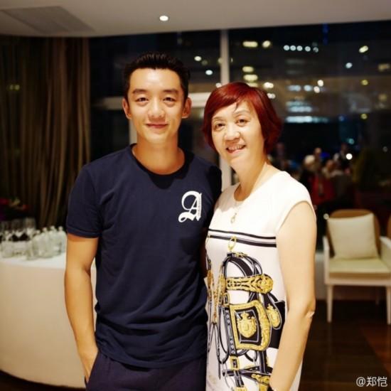 刘嘉玲家人合影引网友盛赞 范冰冰李冰冰家人颜值大比拼 刘嘉玲家人合影引网友盛赞 范冰冰李冰冰家人颜值大比拼